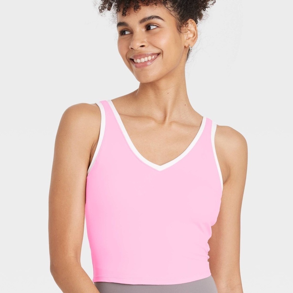 All in Motion | Everyday Soft Light Support Contrast V-Neck Cropped Sports Bra
